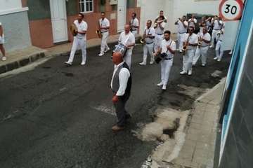 Una diana floreada prepara a Lomo Magullo para la Traída del Agua (Foto Francisco Javier Santana y José Florido)